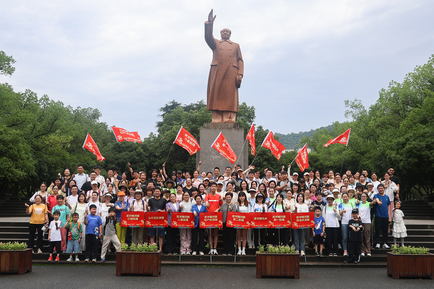 6毛主席像前1.jpg